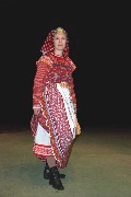 Женский костюм  Уфтюгской традиции Нюксенского района Вологодской области.
 
Костюм выполнен из ткани ручного ткачества «пестрядь» (или «клитцетина» - так на Уфтюге называли домотканое полотно в клетку), сотканной современными Нюксенскими мастерицами. 

«Рубаха-исподка» состоит из верхней части – «воротушки» и нижней - «стана». «Воротушка» украшена круглой кокеткой из крашенной в брусничный цвет льняной ткани и собрана по горловине в мелкую складку. Рукав оформлен вставкой браного ткачества, дополненной тесьмой и бахромой из цветных полушерстяных нитей, называемой в Уфтюгской традиции «махильками».  Подол украшает геометрический орнамент, состоящий из ромбов и косых крестов. Такую рубаху на Уфтюге называли «красностанкой». Носили «красностанки» по праздникам, нередко подоткнув подол сарафана за пояс, тем самым, открывая и выставляя напоказ затканный браный узор рубахи.

Сарафан также выполнен из льняной ткани домашнего ткачества «пестрядь». Сарафан круглый на лямках с отрезной спинкой сзади. Низ сарафана оформлен оборкой. Передник выполнен из белого льна и оформлен широкой каймой браного ткачества, тесьмой и оборкой из цветной х/б ткани. 

Пояс изготовлен вручную из полушерстяных нитей желто-оранжевых и зеленых тонов в технике вязания крючком. Завершает костюм женский головной убор – «борушка». 
