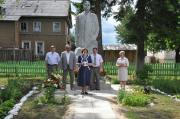 Возложение цветов к подножию памятника писателю. В центре - дочь писателя Наталья Александровна Попова-Яшина.